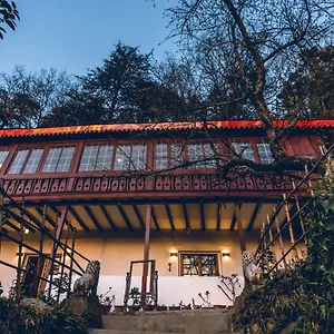 Hotel Seclude Shimla, Taraview ****