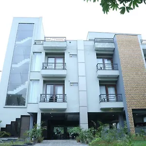 Hotel Royal On Sohna Road ***